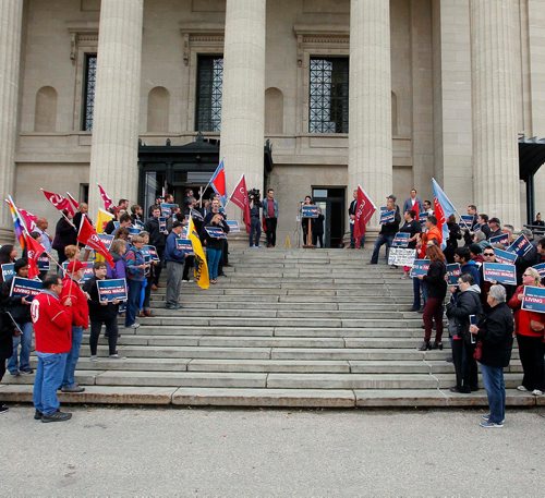 BORIS MINKEVICH / WINNIPEG FREE PRESS
Make Poverty History Manitoba and the Manitoba Federation of Labour are hosted a community rally calling on the Government of Manitoba to make the minimum wage a living wage at $15-an-hour on the steps of the Leg today. Sept. 19, 2017