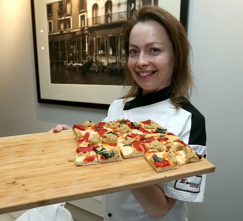 JASON HALSTEAD / WINNIPEG FREE PRESS

Diana Cline of Dianas Cucina and Lounge shows off her pizza with her Vegan Pizza Cheez product made of cashews and white navy beans during the 11th Great Manitoba Food Fight on Sept. 20, 2017 at De Lucas Cooking Studio. (See Social Page)