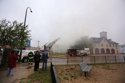 TREVOR HAGAN / WINNIPEG FREE PRESS
Fire fighters battle a blaze at the corner of Talbot Avenue and Stradacona Street, Sunday, September 24, 2017.