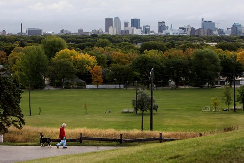 RUTH BONNEVILLE / WINNIPEG FREE PRESS

Winnipeg's downtown area skyline from Westview Park, also known as Garbage hill, blanketed with a patchwork of fall colours on the treeline in the foreground Monday morning.  
Standup photo 
SEPT 25, 2017