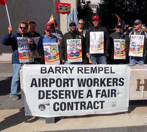 BORIS MINKEVICH / WINNIPEG FREE PRESS
Members of the Public Service Alliance of Canada (PSAC) and the Union of Canadian Transport Employees (UCTE) at the Winnipeg Airport held a public rally at City Hall today at 12 noon. Sept. 27, 2017