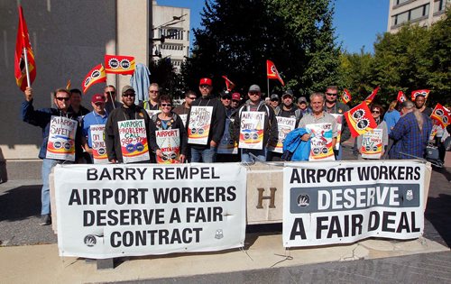 BORIS MINKEVICH / WINNIPEG FREE PRESS
Members of the Public Service Alliance of Canada (PSAC) and the Union of Canadian Transport Employees (UCTE) at the Winnipeg Airport held a public rally at City Hall today at 12 noon. Sept. 27, 2017