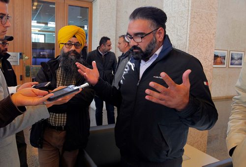 BORIS MINKEVICH / WINNIPEG FREE PRESS
City taxi drivers weigh in on the discussion on ride sharing and how it will affect their industry. Here Unicity secretary Paul Sandhu, right, talks to the media in a scrum at City Hall. Sept. 27, 2017