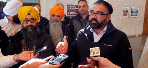 BORIS MINKEVICH / WINNIPEG FREE PRESS
City taxi drivers weigh in on the discussion on ride sharing and how it will affect their industry. Here Unicity secretary Paul Sandhu, right, talks to the media in a scrum at City Hall. Sept. 27, 2017