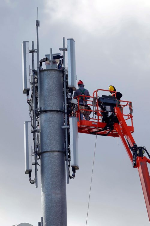 BORIS MINKEVICH / WINNIPEG FREE PRESS
STANDUP - Some workers do some high tech maintenance of a cell tower at IGF. Sept. 27, 2017