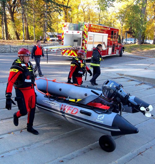 BORIS MINKEVICH / WINNIPEG FREE PRESS
 Winnipeg Fire Paramedic Service water rescue team launched their two new water rescue units at a press event at St. Vital Park boat launch. Here they demonstrate how easy it is to launch the boat. Sept. 30, 2017
