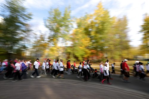 TREVOR HAGAN / WINNIPEG FREE PRESS
Participants in Run for the Cure on Waterfront Drive, Sunday, October 1, 2017.