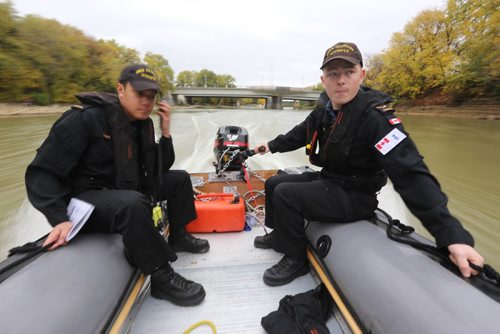 TREVOR HAGAN / WINNIPEG FREE PRESS
Ordinary Seaman, Jude Nabas and Able Seaman, Alex Fawcett, both of the HMCS Chippawa, participating in training exercises on the Assiniboine River, Sunday, October 1, 2017.