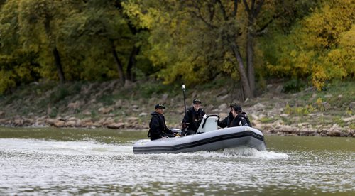 TREVOR HAGAN / WINNIPEG FREE PRESS
Crew from the HMCS Chippawa conducted training exercises in the Red and Assiniboine Rivers, Sunday, October 1, 2017.