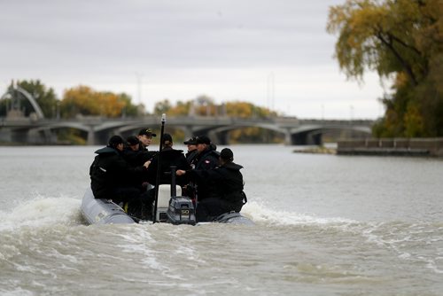 TREVOR HAGAN / WINNIPEG FREE PRESS
Crew from the HMCS Chippawa conducted training exercises in the Red and Assiniboine Rivers, Sunday, October 1, 2017.