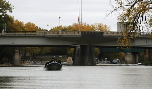 TREVOR HAGAN / WINNIPEG FREE PRESS
Crew from the HMCS Chippawa conducted training exercises in the Red and Assiniboine Rivers, Sunday, October 1, 2017.