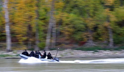 TREVOR HAGAN / WINNIPEG FREE PRESS
Crew from the HMCS Chippawa conducted training exercises in the Red and Assiniboine Rivers, Sunday, October 1, 2017.