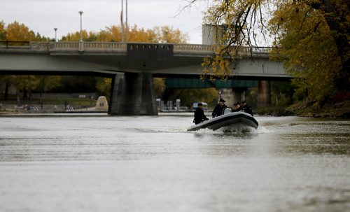 TREVOR HAGAN / WINNIPEG FREE PRESS
Crew from the HMCS Chippawa conducted training exercises in the Red and Assiniboine Rivers, Sunday, October 1, 2017.