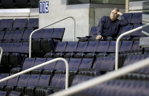 TREVOR HAGAN / WINNIPEG FREE PRESS
Winnipeg Jets' GM Kevin Cheveldayoff looks on at practice this morning at Bell MTS Place, Monday, October 2, 2017.