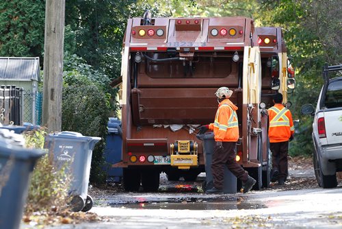 JOHN WOODS / WINNIPEG FREE PRESS
New crews collect garbage in south Winnipeg Monday, October 2, 2017.