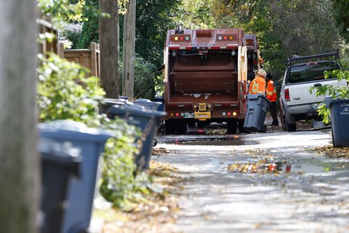 JOHN WOODS / WINNIPEG FREE PRESS
New crews collect garbage in south Winnipeg Monday, October 2, 2017.