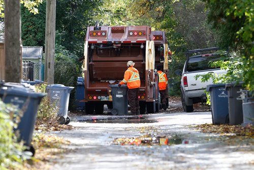 JOHN WOODS / WINNIPEG FREE PRESS
New crews collect garbage in south Winnipeg Monday, October 2, 2017.