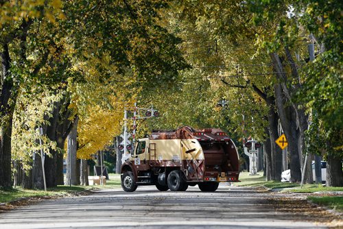 JOHN WOODS / WINNIPEG FREE PRESS
New crews collect garbage in south Winnipeg Monday, October 2, 2017.