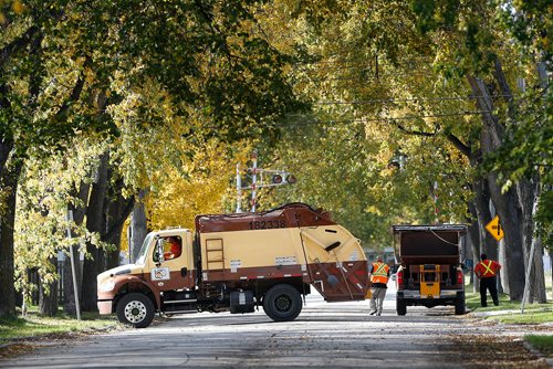 JOHN WOODS / WINNIPEG FREE PRESS
New crews collect garbage in south Winnipeg Monday, October 2, 2017.