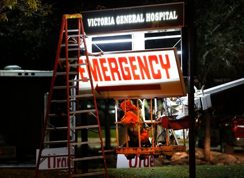 JOHN WOODS / WINNIPEG FREE PRESS
A sign crew removes Emergency and installs Urgent Care signage at Victoria General Hospital in Winnipeg Monday, October 2, 2017.