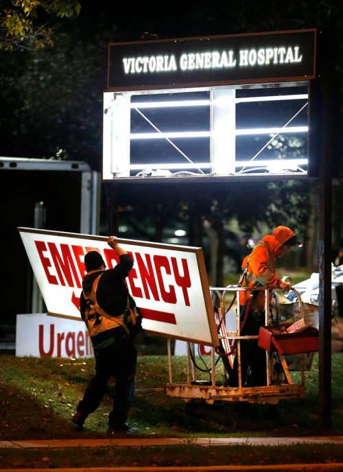 JOHN WOODS / WINNIPEG FREE PRESS
A sign crew removes Emergency and installs Urgent Care signage at Victoria General Hospital in Winnipeg Monday, October 2, 2017.