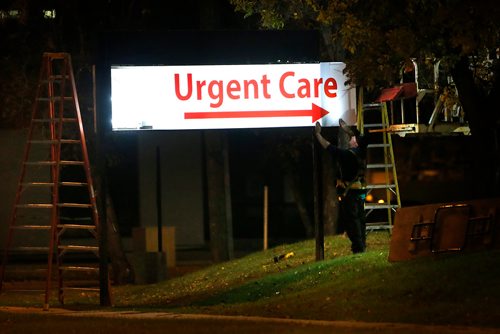 JOHN WOODS / WINNIPEG FREE PRESS
A sign crew removes Emergency and installs Urgent Care signage at Victoria General Hospital in Winnipeg Monday, October 2, 2017.