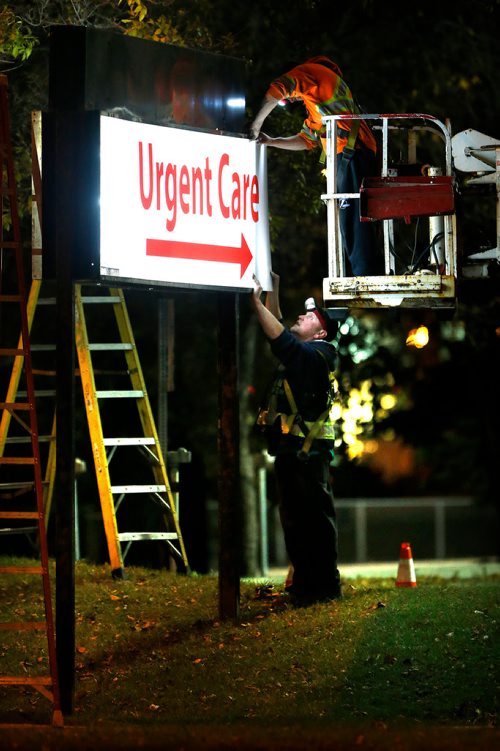 JOHN WOODS / WINNIPEG FREE PRESS
A sign crew removes Emergency and installs Urgent Care signage at Victoria General Hospital in Winnipeg Monday, October 2, 2017.