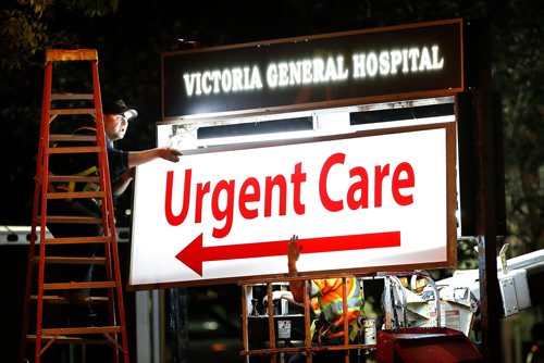 JOHN WOODS / WINNIPEG FREE PRESS
A sign crew removes Emergency and installs Urgent Care signage at Victoria General Hospital in Winnipeg Monday, October 2, 2017.