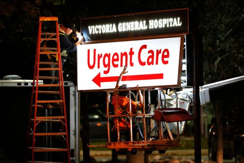 JOHN WOODS / WINNIPEG FREE PRESS
A sign crew removes Emergency and installs Urgent Care signage at Victoria General Hospital in Winnipeg Monday, October 2, 2017.