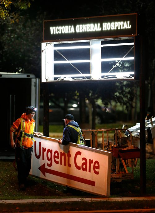 JOHN WOODS / WINNIPEG FREE PRESS
A sign crew removes Emergency and installs Urgent Care signage at Victoria General Hospital in Winnipeg Monday, October 2, 2017.