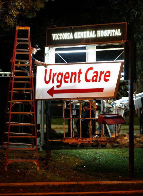 JOHN WOODS / WINNIPEG FREE PRESS
A sign crew removes Emergency and installs Urgent Care signage at Victoria General Hospital in Winnipeg Monday, October 2, 2017.