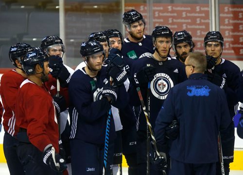 WAYNE GLOWACKI / WINNIPEG FREE PRESS

Head Coach Paul Maurice gets undevided attention from players  at Winnipeg Jets practice at the Bell MTS Place Tuesday. Jason Bell story¤ Oct.3 2017
