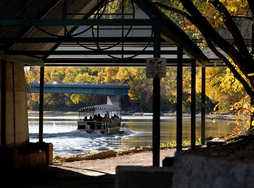 RUTH BONNEVILLE / WINNIPEG FREE PRESS

A Splash Dash boat makes its way down the Assiniboine River at the Forks Thursday.  It  will be running for the last time for the season this weekend.   
Standup
Oct 05, 2017