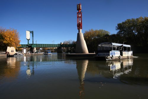 RUTH BONNEVILLE / WINNIPEG FREE PRESS
A Splash Dash boat makes its way around the Forks harbour Thursday. It will be running for the last time for the season this weekend.
Standup
Oct 05, 2017