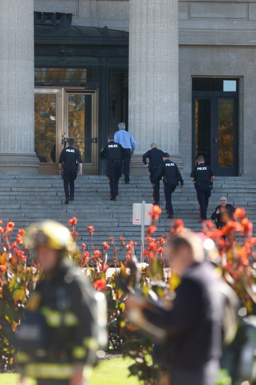 WAYNE GLOWACKI / WINNIPEG FREE PRESS

Winnipeg Police enter the evacuated Manitoba Legislative building Thursday.  Nick Martin story Oct.5 2017