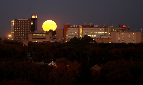 TREVOR HAGAN / WINNIPEG FREE PRESS
Harvest Moon rising, as soon from Garbage Hill, Thursday, October 5, 2017.