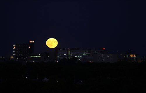 TREVOR HAGAN / WINNIPEG FREE PRESS
Harvest Moon rising, as soon from Garbage Hill, Thursday, October 5, 2017.