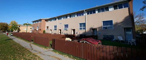 WAYNE GLOWACKI / WINNIPEG FREE PRESS

Gilbert Park, a Manitoba Housing development. Oct.6 2017
