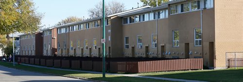 WAYNE GLOWACKI / WINNIPEG FREE PRESS

Gilbert Park, a Manitoba Housing development. Oct.6 2017