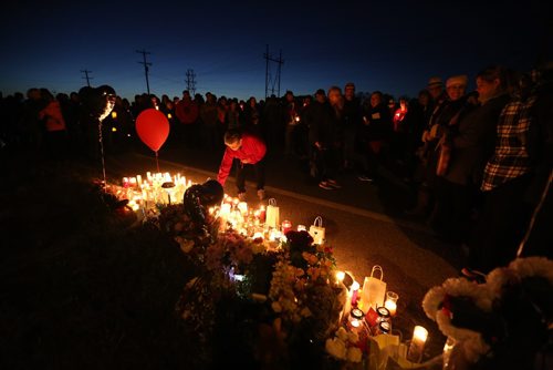 TREVOR HAGAN / WINNIPEG FREE PRESS
Candlelight vigil for Brittany Bung in Lac du Bonnet, Friday, October 6, 2017.