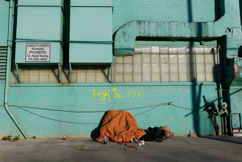 JOHN WOODS / WINNIPEG FREE PRESS
A woman sleeps under a blanket in a backlane in Winnipeg Sunday, October 8, 2017.