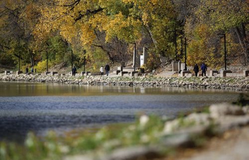 TREVOR HAGAN / WINNIPEG FRESS
People out walking on the river trail along the Assiniboine River, Monday, October 9, 2017.