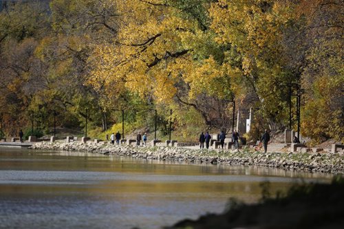 TREVOR HAGAN / WINNIPEG FRESS
People out walking on the river trail along the Assiniboine River, Monday, October 9, 2017.