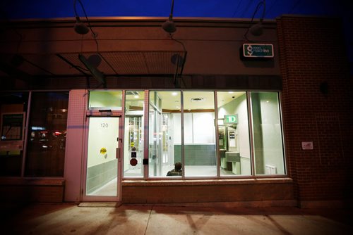 JOHN WOODS / WINNIPEG FREE PRESS
A man sits in a TD Bank Osborne Village in Winnipeg Sunday, October 8, 2017.