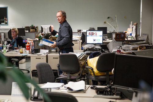 MIKE DEAL / WINNIPEG FREE PRESS
Reporter Kevin Rollason cleans his desk in the newsroom of the Winnipeg Free Press.
171011 - Wednesday, October 11, 2017.