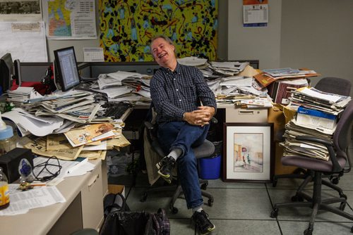 MIKE DEAL / WINNIPEG FREE PRESS
Reporter Kevin Rollason cleans his desk in the newsroom of the Winnipeg Free Press.
171011 - Wednesday, October 11, 2017.