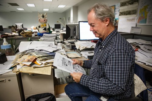 MIKE DEAL / WINNIPEG FREE PRESS
Reporter Kevin Rollason cleans his desk in the newsroom of the Winnipeg Free Press.
171011 - Wednesday, October 11, 2017.