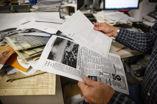 MIKE DEAL / WINNIPEG FREE PRESS
Reporter Kevin Rollason cleans his desk in the newsroom of the Winnipeg Free Press.
171011 - Wednesday, October 11, 2017.