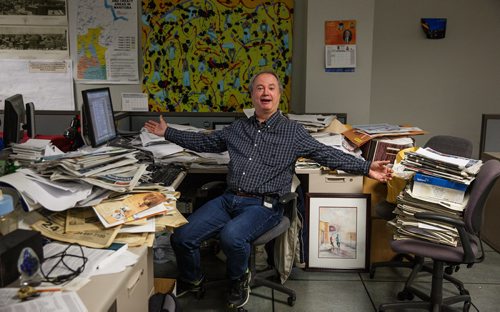 MIKE DEAL / WINNIPEG FREE PRESS
Reporter Kevin Rollason cleans his desk in the newsroom of the Winnipeg Free Press.
171011 - Wednesday, October 11, 2017.