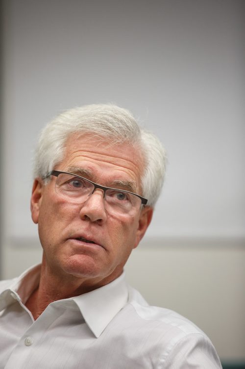 MIKE DEAL / WINNIPEG FREE PRESS
MP Jim Carr, Crescentwood, talks to the Editorial board at the Winnipeg Free Press Friday morning.
171013 - Friday, October 13, 2017.